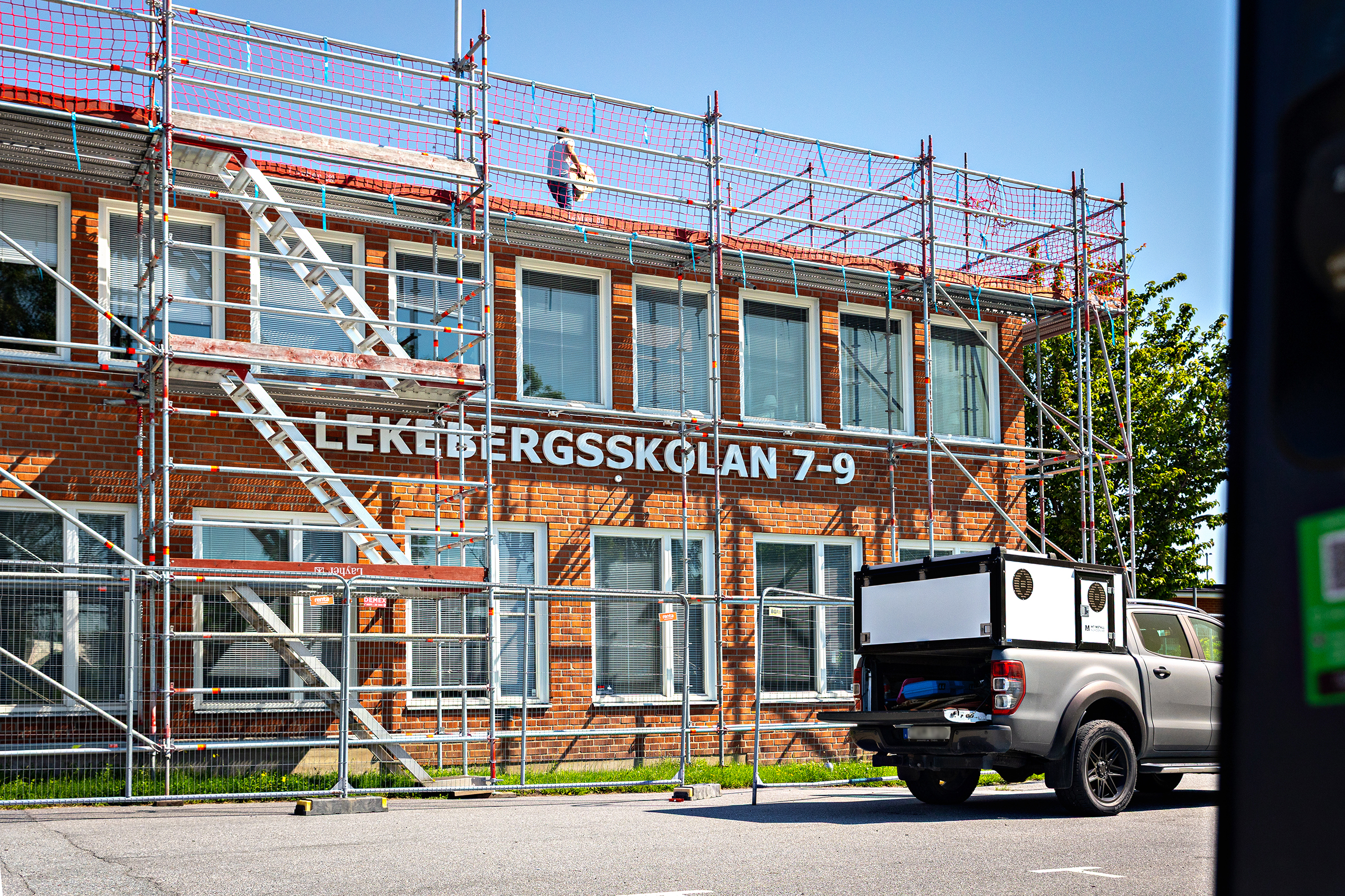 Lekebergsskolan får nytt tak under sommarlovet: ”Snart klara här”